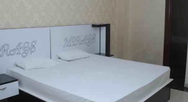 اتاق دبل در هتل Mirage Yerevan با تخت دو نفره، دکوراسیون مدرن و نور طبیعی