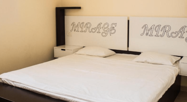 اتاق دبل در هتل Mirage Yerevan با تخت دو نفره، دکوراسیون مدرن و نور طبیعی