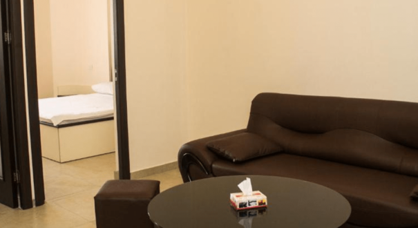 سوئیت استاندارد در هتل Mirage Yerevan با دکوراسیون مدرن، تخت راحت و فضای نشیمن مجزای بزرگ و امکانات کامل