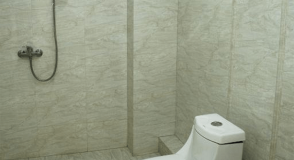 سرویس بهداشتی و حمام مدرن در اتاق دبل هتل Mirage Yerevan با دوش شیشه‌ای و نورپردازی زیبا