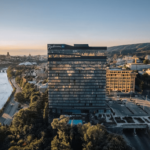 نمای شیشه‌ای و مدرن هتل Radisson Blu Iveria در میدان انقلاب رز تفلیس​