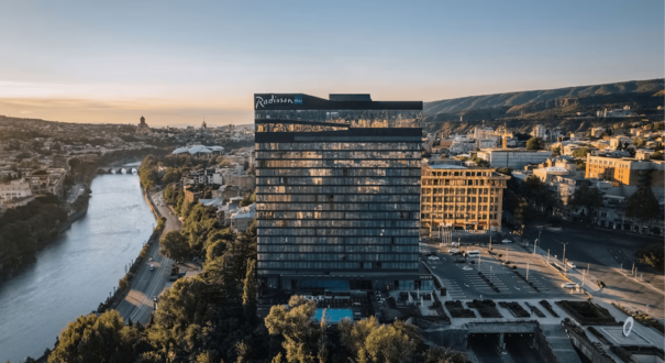 نمای شیشه‌ای و مدرن هتل Radisson Blu Iveria در میدان انقلاب رز تفلیس​