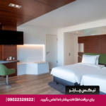 اتاق استاندارد با تخت کوئین، پنجره‌های بزرگ و نمایی از شهر تفلیس​