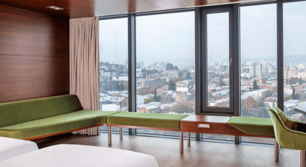 اتاق سوپریور با تخت کینگ، پنجره‌های بزرگ و چشم‌انداز رودخانه در هتل Radisson Blu Iveria تفلیس​